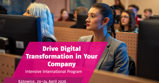 Uczestnicy siedzą w sali szkoleniowej przy komputerach i słuchają wykładu. Na pierwszym planie kobieta w marynarce patrzy w stronę prowadzącego. Na grafice widnieje napis: „Drive Digital Transformation in Your Company – Intensive International Program, Katowice, 20–24 April 2026”.