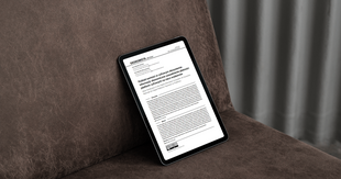 tablet wyświetlający pierwszą stronę artykułu