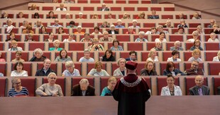 Prorektor mówiący do uczestników UETW