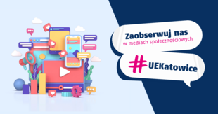 Grafika zachęcająca do obserwowania Uniwersytetu Ekonomicznego w Katowicach w mediach społecznościowych. Po lewej stronie znajduje się kolorowa ilustracja przedstawiająca urządzenia mobilne, okna przeglądarki, ikony polubień, komentarzy, wykresów i megafon – symbole aktywności online. Po prawej, na granatowym tle, umieszczono napis w dymkach: „Zaobserwuj nas w mediach społecznościowych” oraz „#UEKatowice” z wyróżnionym na różowo znakiem hashtagu.