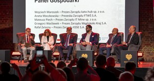 prelegenci na scenie podczas wydarzenia
