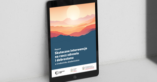 tablet wyświetlający okładkę raportu