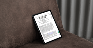 tablet wyświetlający pierwszą stronę artykułu