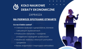Plakat Koła Naukowego Debaty Ekonomicznej zapraszającego na pierwsze spotkanie otwarte. Zawiera informacje o programie spotkania, obejmującym dyskusje o gospodarce, biznesie i aktualnych wydarzeniach, warsztaty rozwijające umiejętności wystąpień publicznych, możliwość realizacji własnych pomysłów i projektów oraz nawiązywanie nowych znajomości. Po prawej stronie widoczna ilustracja osoby przemawiającej przy mównicy przed publicznością. Tło jest granatowe, a tekst biały.